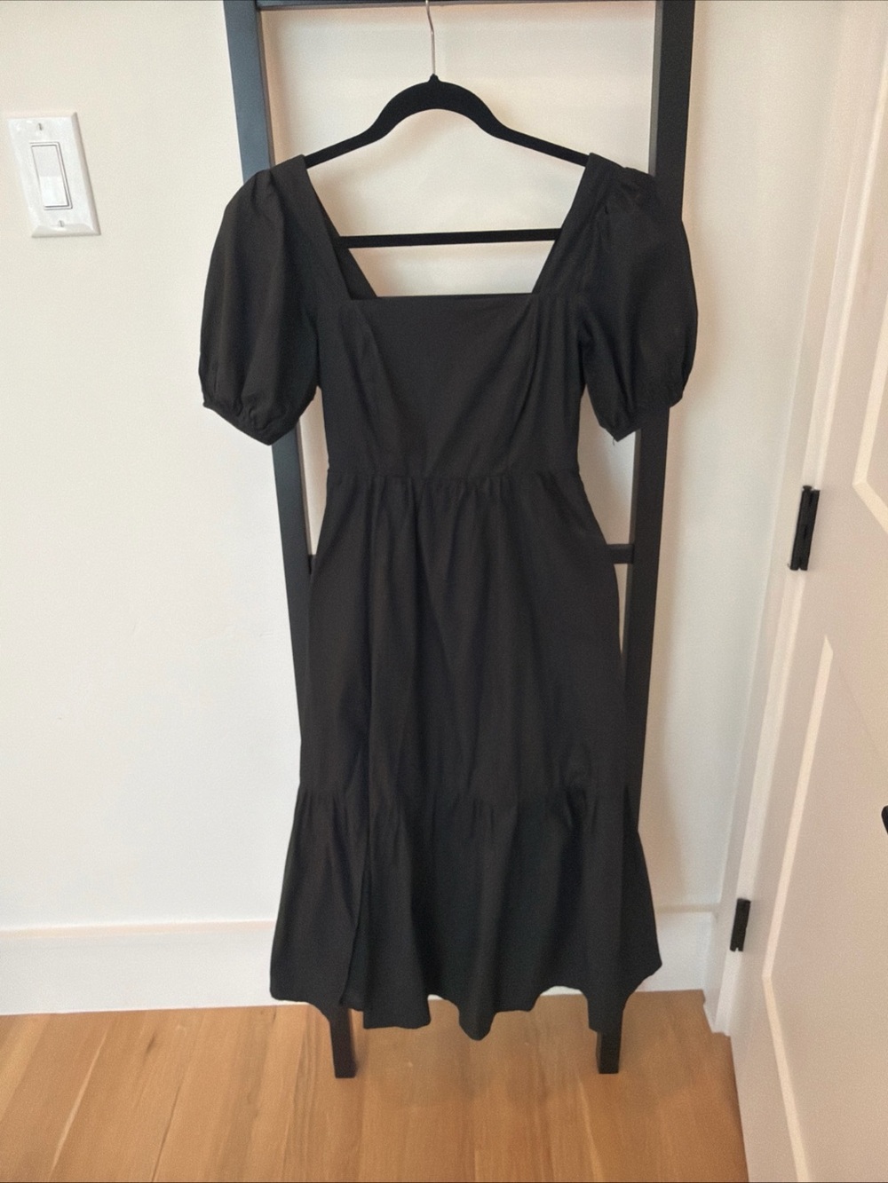 ASTR the label by Nordstrom Black Puff-Sleeve Square-Neck Midi Dress